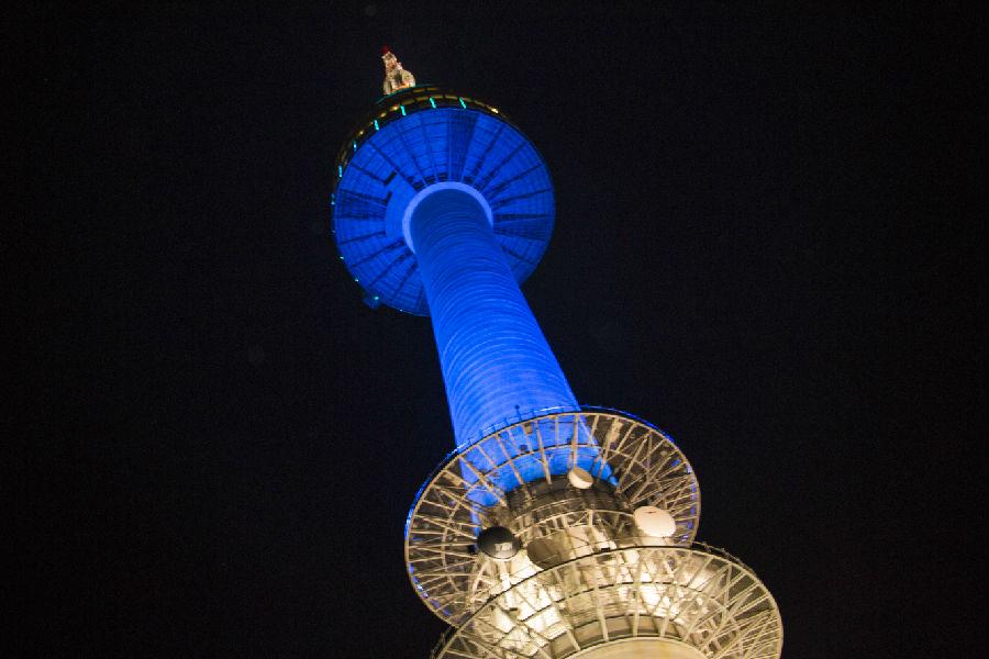 回家的路上，欣赏了首尔美丽的夜景：著名的南山塔