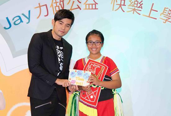 周杰伦与助学儿童现场合影。（图：周杰伦 Jay Chou ）